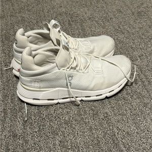 Women’s ON Cloud white tennis shoes sneakers, size 9.5